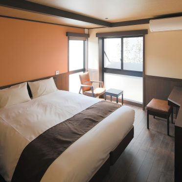 Double western-style room in Kyomachiya ryokan Sakura Urushitei in Kyoto