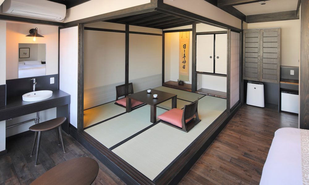 An Urushi Suite room with double bed in Kyomachiya Ryokan Sakura Urushitei in Kyoto