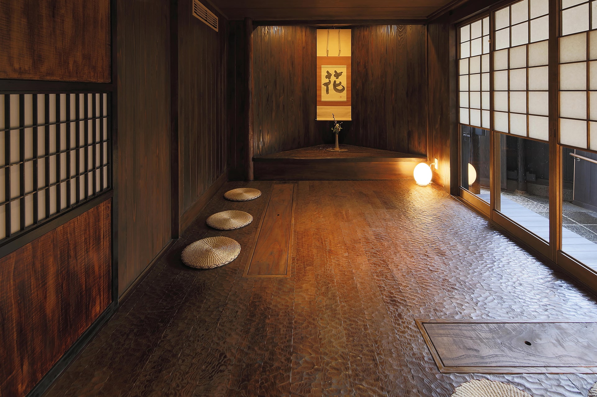 Salle de cérémonie du thé du ryokan Urushitei représentant le concept wabi-sabi à Kyoto