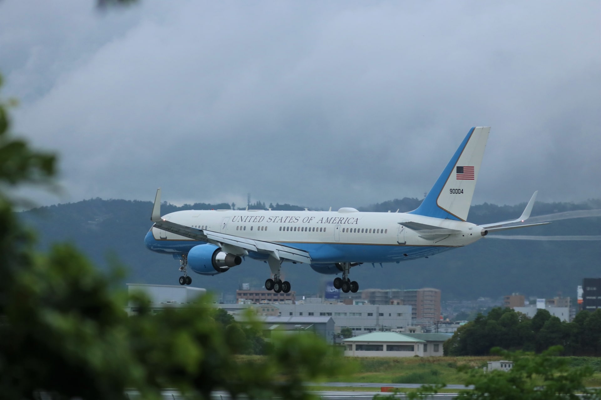 American US plane arriving to Japan to see the enthronement ceremony of the new emperor