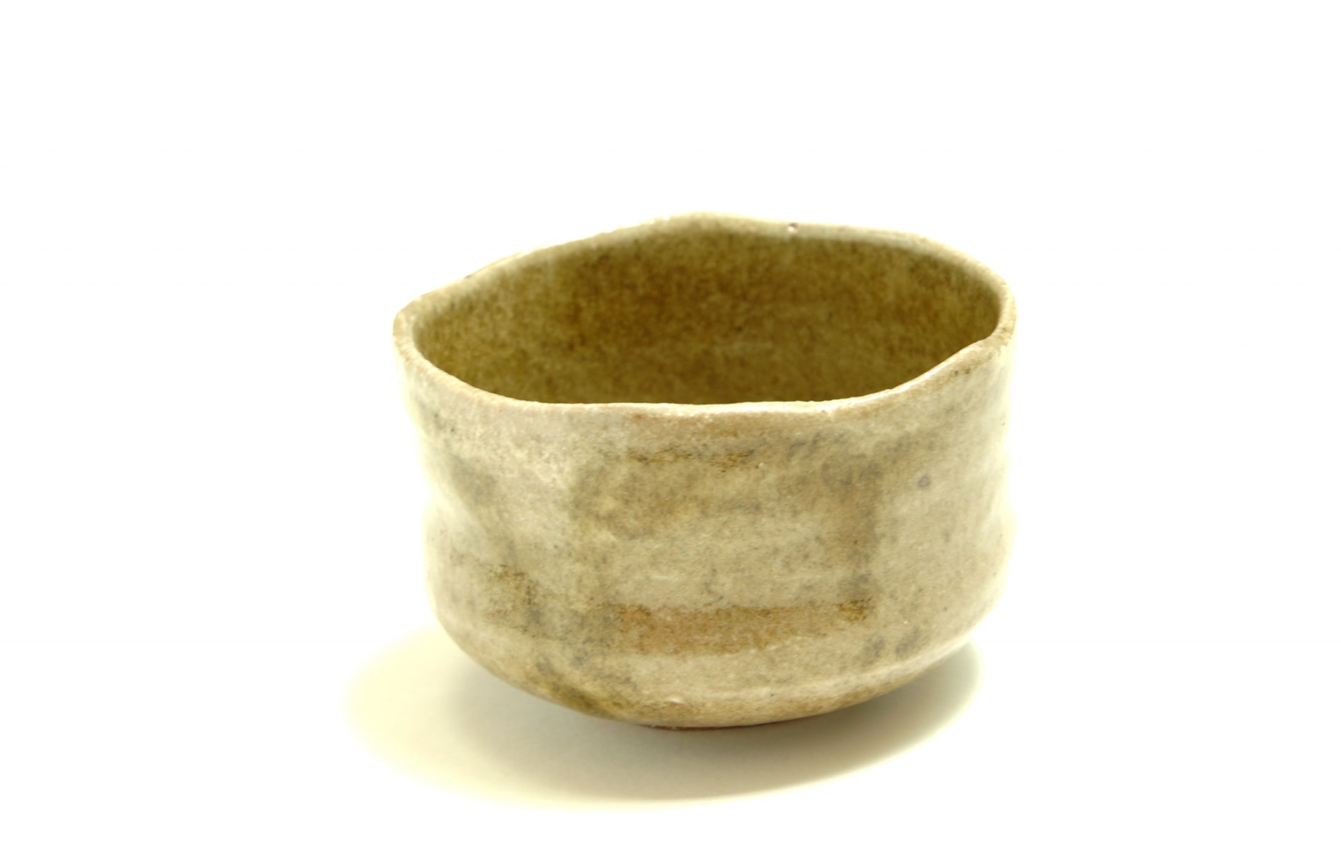Une tasse de cérémonie du thé japonaise représentant le concept de wabi-sabi