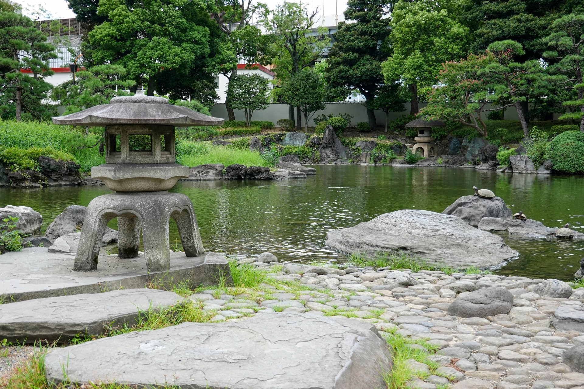 Jardin japonais reflétant le concept de wabi-sabi avec son imperfection